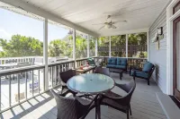 Oceanfront Home, Stunning Views, Sun Deck, Screened Porch, Walk to restaurants!