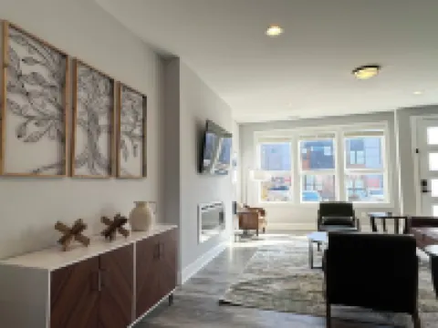 Clean luxury home near Liberty University and downtown. Quiet neighborhood,