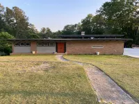 Mid-Century Modern Luxury. Sleeps 12. Pool Table and Ping Pong Table.