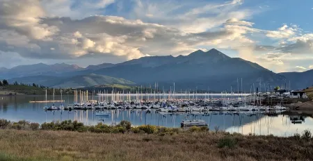 Breathtaking  Lakefront Luxurious 3BR condo in the Heart of Rockies