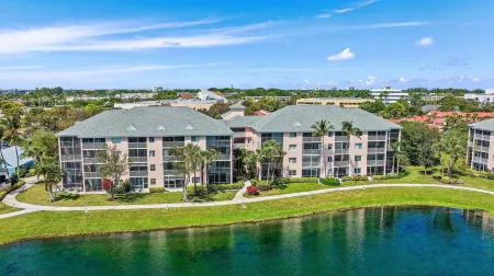 Spacious two story 2-bedroom condo in gorgeous Jupiter