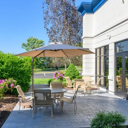 Hampton Inn & Suites Hartford-Manchester Отели рядом с достопримечательностью «Старое здание парламента»