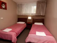 Merrima Court Holiday Apartments Hotel dekat Kings Beach