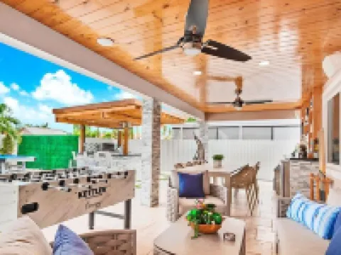 Sunshine Villa 6Br w/Swimming Spa/Games/Chill Yard Hotels in Hialeah