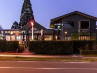 Twin Peaks Lakeside Inn
