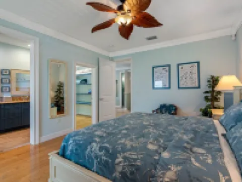 Big Luxury 6 bdrm, Pool, Spa, Bikes, Kayak, Reviews, Beach! Hotels in Holmes Beach