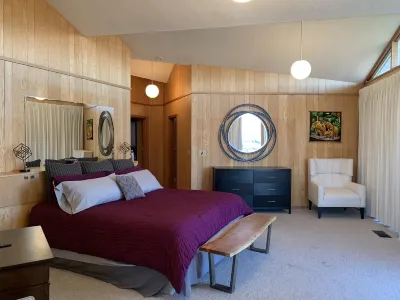 Del Prado Estates - Breathtaking Views, Indoor Pool, Jacuzzi and a Snooker Table Hotels near Yakima Bible Baptist Church