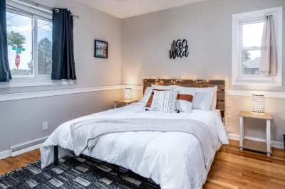 A Modern & Bright Family Home W/ Backyard, 3 BR Sherman Hill Model Railroad Display附近的飯店