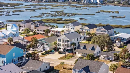 Spacious 3rd Row Beach House with a Heated Saltwater Pool & Hot Tub Отели рядом с достопримечательностью «TPC Myrtle Beach»