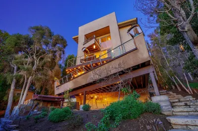 Skydeck 3-br house w gym, hot tub, amphitheater, Hwood sign, Griffith, lake view Hotels in Silver Lake