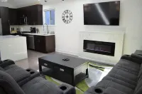 Spacious Downtown Chicago Condo with Spa Bath, King Bed, Patio, 3 Blocks to L