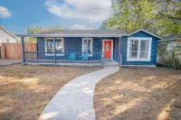 Stylish 4 Br2Ba Renovated Home Near Downtown Hotels near H-E-B