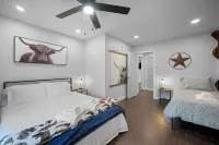 Discount 30% - King Beds Sleep16+ Country Pool Paradise, Lake, Arcade, Theater Hotels near Peaster Elementary School