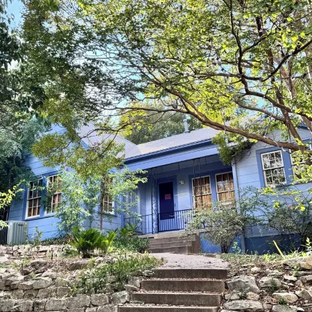 Charming 3-2 bedroom bungalow, WiFi, central AC, central Austin. Walkable!