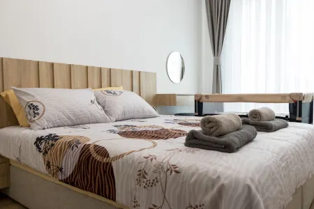 18th Floor Luxury Condo with Pool