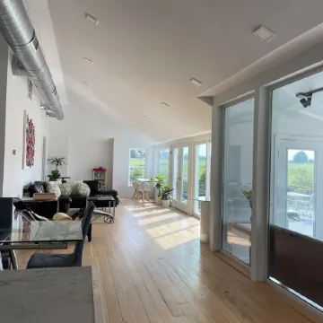 Private chic waterfront retreat-newly renovated