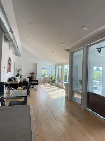 Private chic waterfront retreat-newly renovated