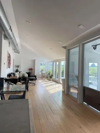 Private chic waterfront retreat-newly renovated