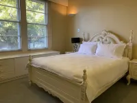 Captain’s Manor- perfect location! Close to everything around Corowa Rutherglen. Hotels in Corowa