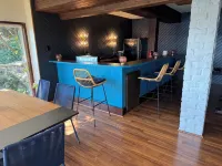 Cliff house with 5 king bedrooms, Sauna, and 2 Hot Tubs! Hotels near Manette Walking Trail & Hill Climb