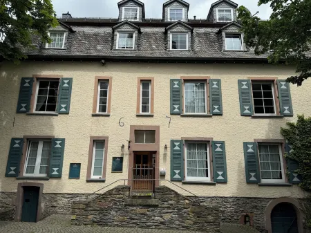 Schloss Hotel Kastellaun Отели в г. Хольних