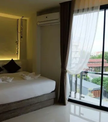 ห้องดีลักซ์เตียงควีนพร้อมจากุชชี ปลอดสูบบุหรี่