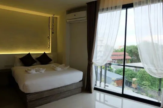 ห้องดีลักซ์เตียงควีนพร้อมจากุชชี ปลอดสูบบุหรี่