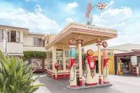 Ramada by Wyndham Culver City - Parking