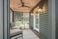 Luxe Cottage w/ hot tub + firepit + library near lake. Pet friendly!