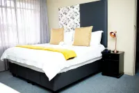 Qs Evander Hotel and Apartments - bars