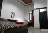 Losmen Ibu Hj. Tarjo Hotel di Sukodadi