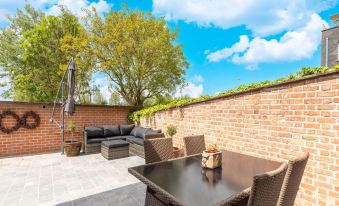 Modern Villa w Private Yard