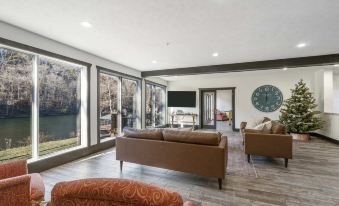 Foggy River Retreat For 16!