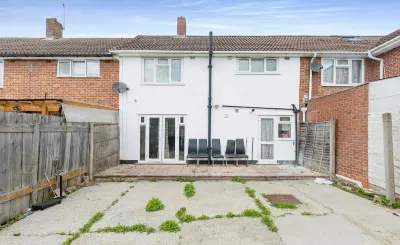 3-Bed Apt-15 Mins to Heathrow-Pet-Friendly-Parking Hotels near Islip Manor Park