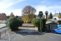 Vino Inn & Suites - parking
