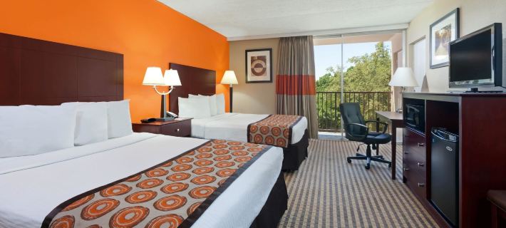 Howard Johnson by Wyndham Arlington Ballpark / Six Flags Hotels in Arlington