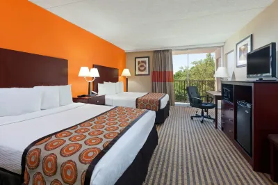Howard Johnson by Wyndham Arlington Ballpark / Six Flags
