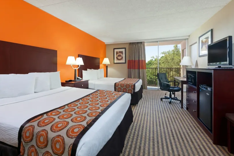 Howard Johnson by Wyndham Arlington Ballpark / Six Flags