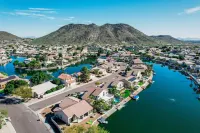 Lakefront Oasis Hotels in Glendale