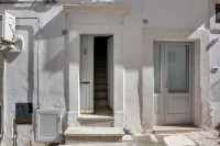 GuestHost - Mirror House Central Apartment