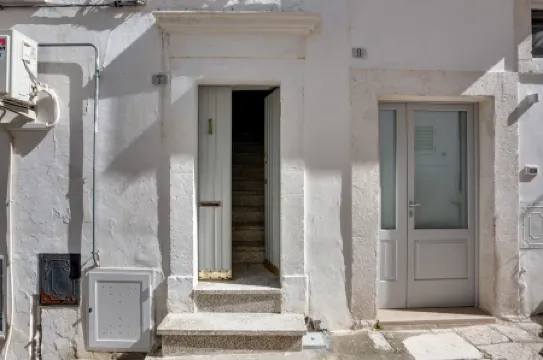 GuestHost - Mirror House Central Apartment