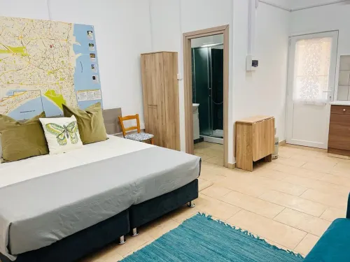 Larnaca - Studio - Sleeps 4 - Garden - Parking Hotels in Lympia