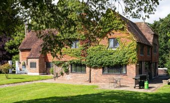 Country Home with Tennis Court & Hot Tub