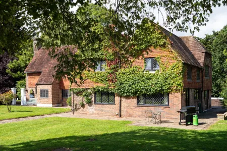 Country Home with Tennis Court & Hot Tub Отели в г. Магам Даун