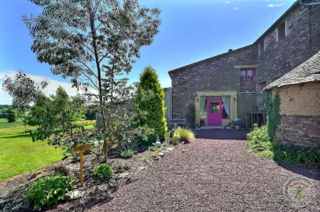 Les Bouyeres Отели рядом с достопримечательностью «La Maison du Graal»