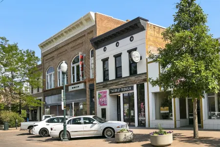 Cozy Carriage House, Walk to Unc, Free Bikes Отели рядом с достопримечательностью «Библиотека Хай Плейнс Лайбрари Дистрикт Сентенниал Парк»