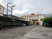 Phadaeng Hotel - parking