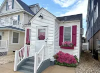 Charming Cottage in Seaside Heights, 3 Houses from Beach, Parking, Beach Badges