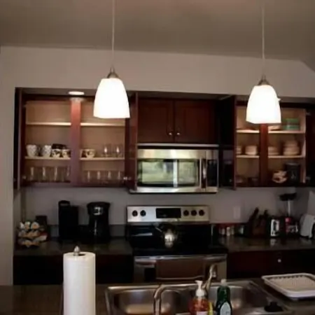 Athens city townhouse, 2 King masters, 2.5 baths Отели в г. Атенс
