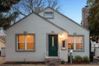 Sage Cottage: Cozy & Serene/ Sleeps 6 / Huge Yard!